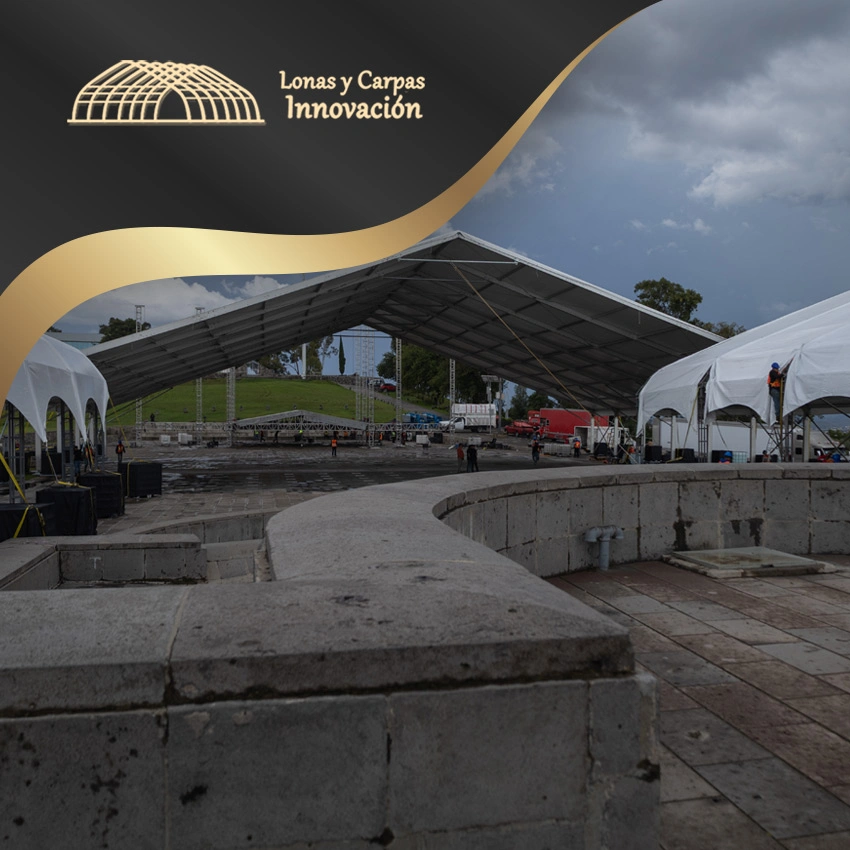 Estructura de carpa a dos aguas con gran ancho libre para escenarios y templetes.