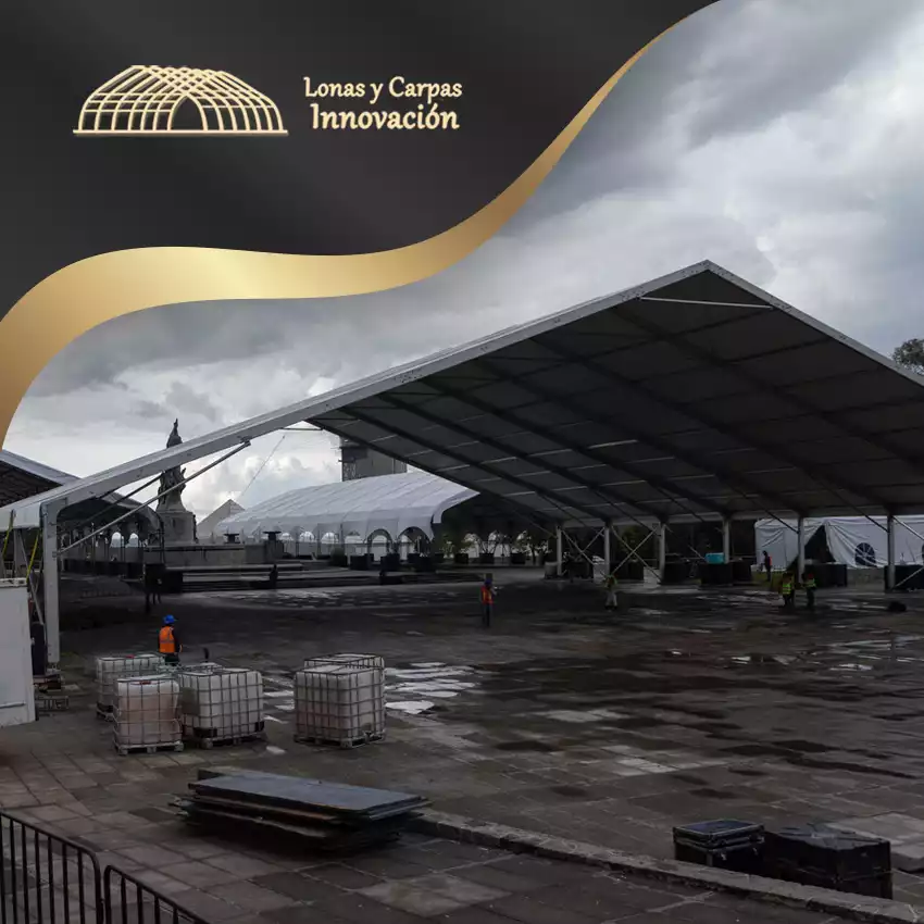 Interior de carpa tipo auditorio con espacio libre sin columnas intermedias