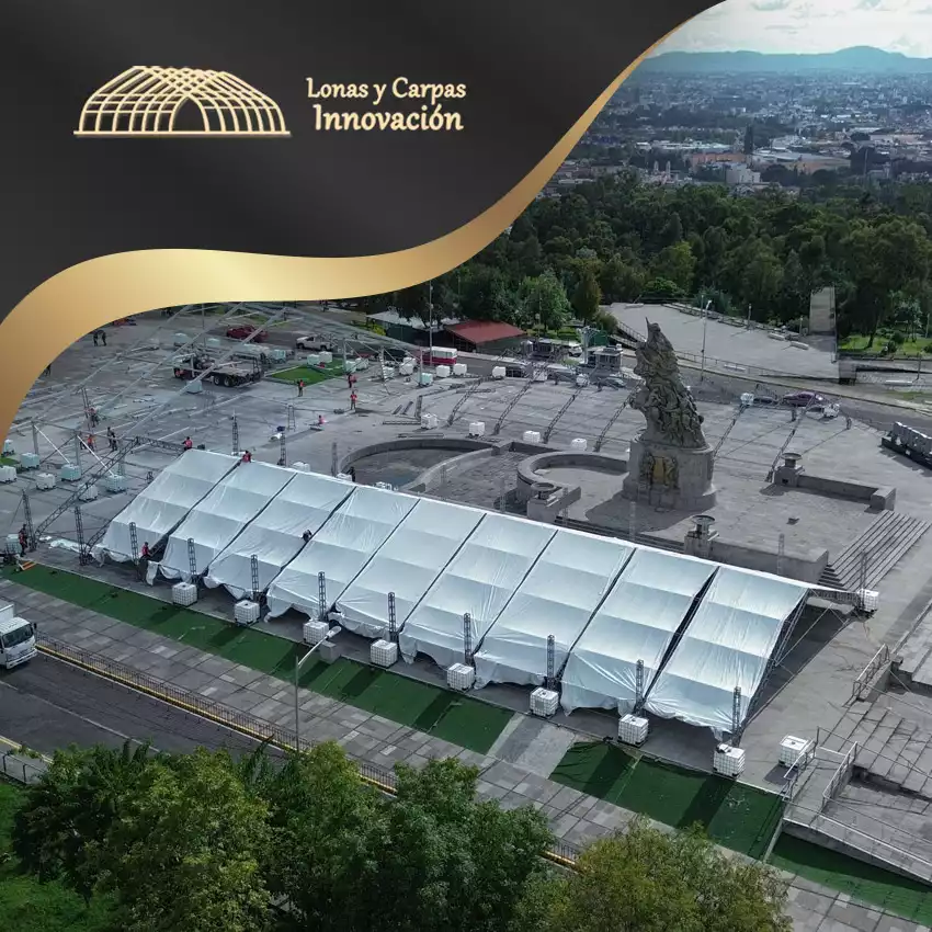 Carpas monumentales instaladas para albergar festivales de música y espectáculos al aire libre.